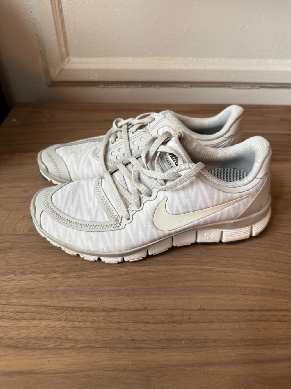 Nike free White/Light Gray Athletic Sneakers 7.5
